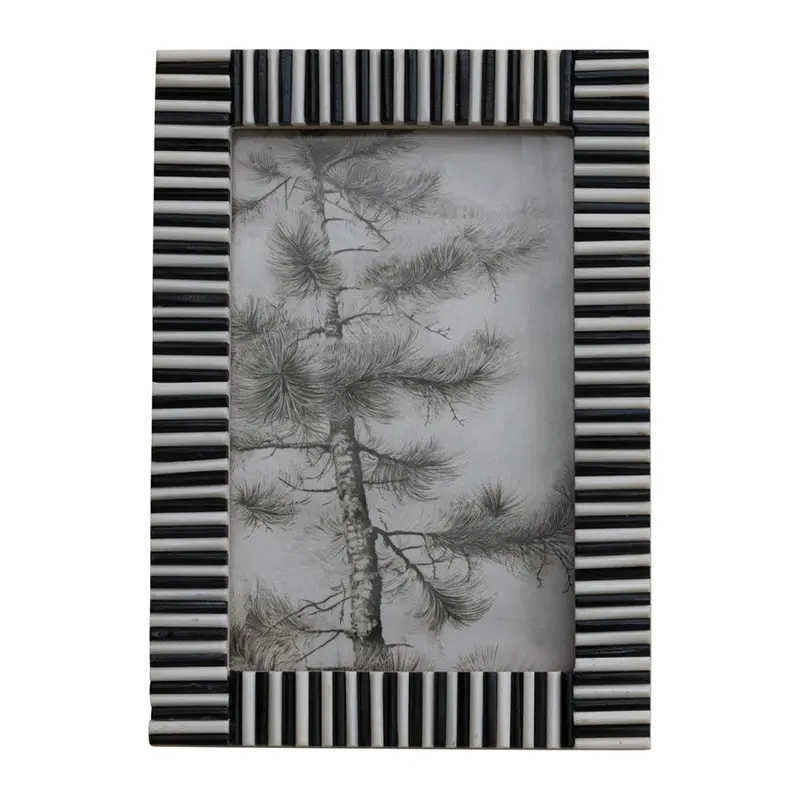Classic Black-And-White Ribbed Frame 1