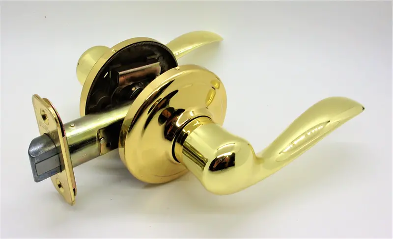 Kwikset Tustin Hall/Closet Lever – Polished Brass, Right-Hand, Non-Locking #92001-251 1