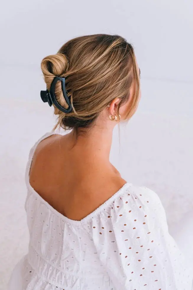 Open-Style Medium Hair Clip For Everyday Wear 1